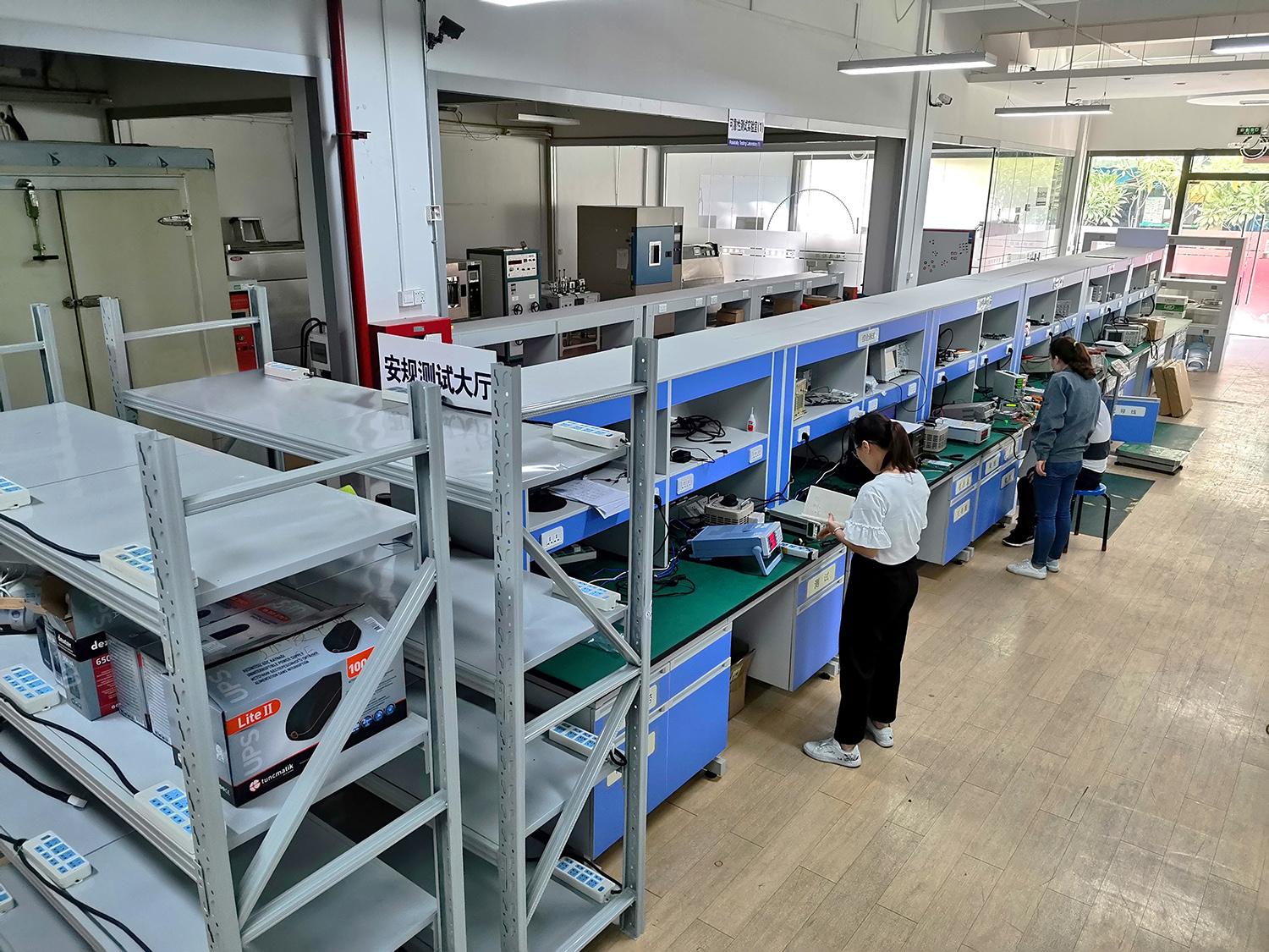 安規(guī)測試大廳_1.jpg 安規(guī)測試大廳_1.jpg